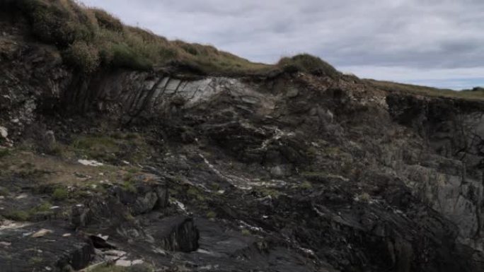裸露的岩石，岩石悬崖。阴天凉爽。4k格式的视频。