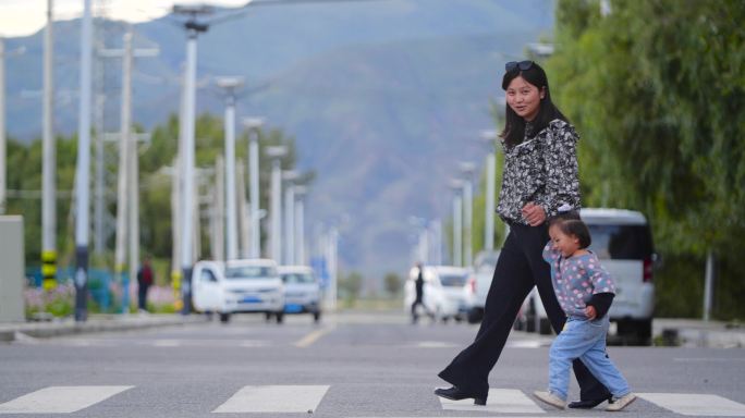 年轻妈妈 亲子活动 妈妈拉着孩子过斑马线