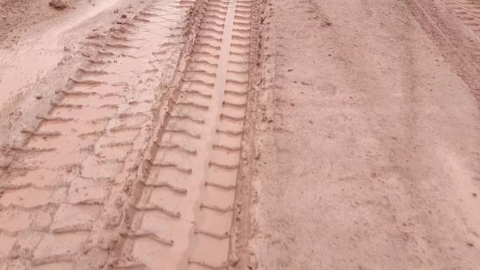 泥泞道路车轮压过的路湿滑黄泥道路雨后路面