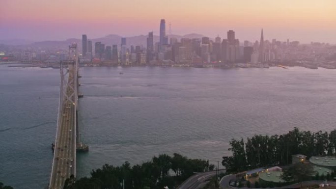 耶尔巴·布埃纳岛和旧金山-奥克兰海湾大桥上方的空中景观