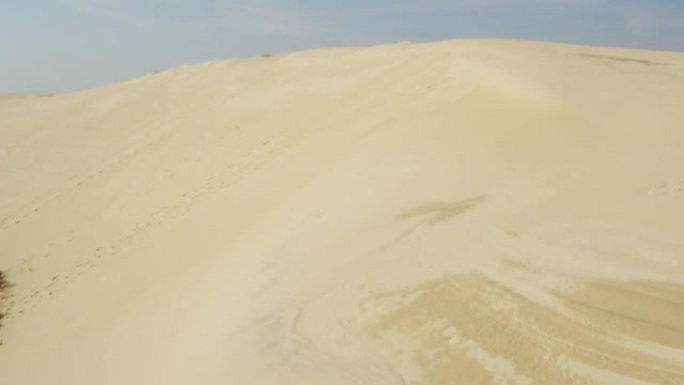 波兰埃巴野生海滩的鸟瞰图。从无人机上看到的沙丘
