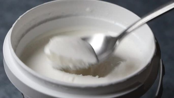 用勺子采摘新鲜酸奶的慢动作