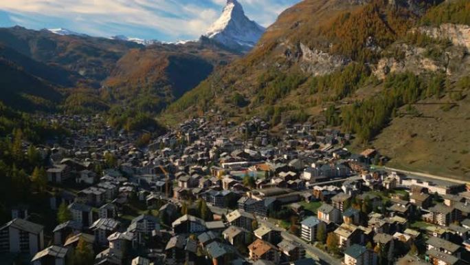 Zermatt和Matterhorn在秋天的空中倾斜