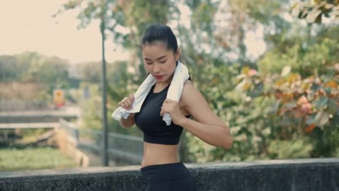 美女在公共场合慢跑热身运动。