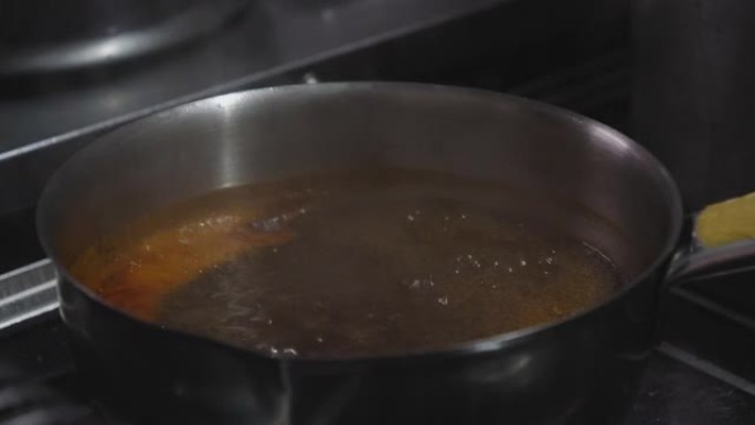 在锅里煮肉汁的细节照片