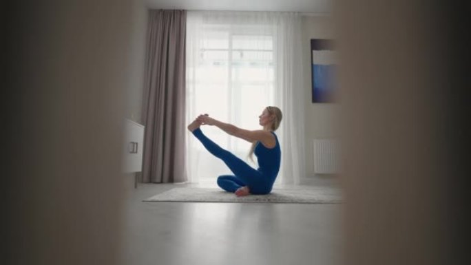 运动女性在家训练健身腹肌锻炼。家庭健身房。锻炼生活方式。在客厅室内瑜伽垫上进行运动服训练的开朗运动健