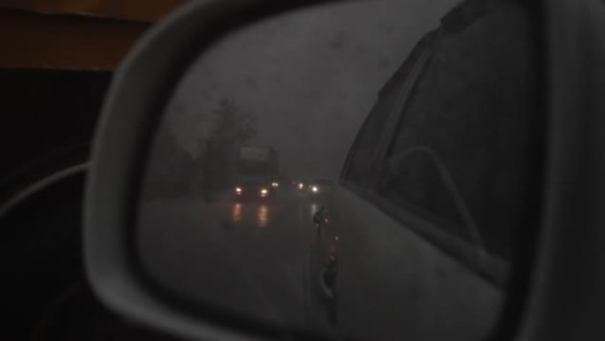 雨天透过汽车侧镜看到的城市街道