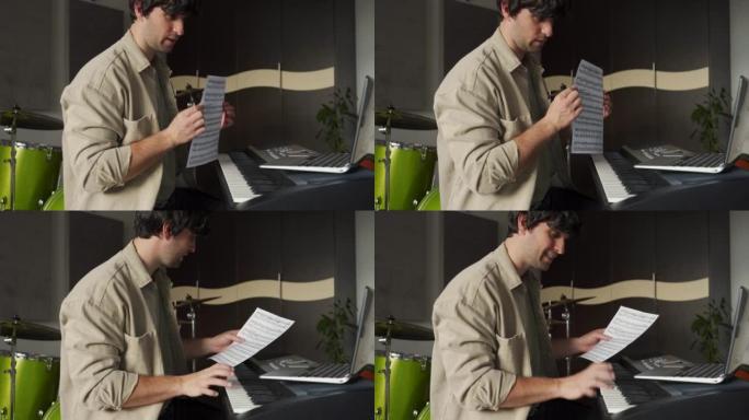 男人通过笔记本电脑上钢琴课并解释概念