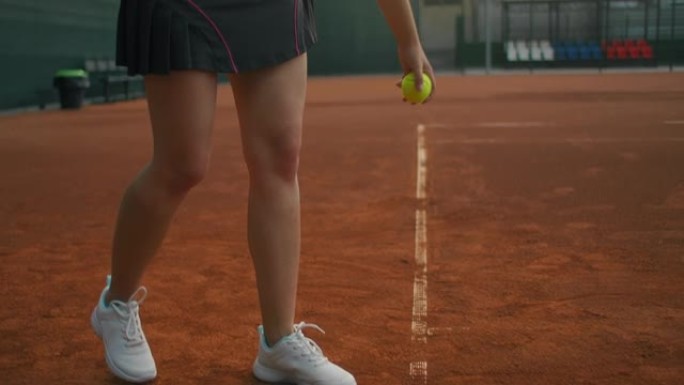 打网球的女人满足了供应。专业训练网球。年轻漂亮的女孩打网球。网球供应