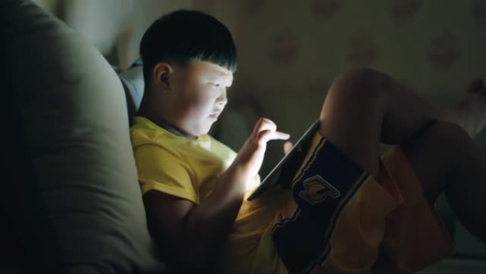 亚洲男孩使用智能手机，儿童近视。