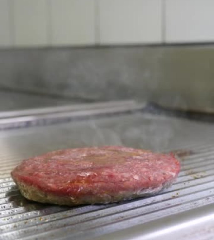 在厨房里做汉堡烤肉饼特写视频素材