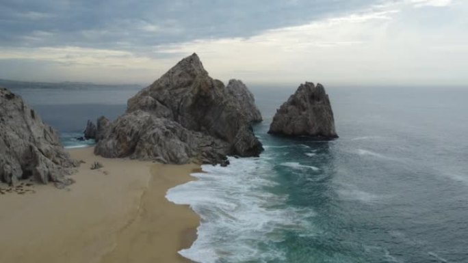 海岸线和太平洋冲浪的空中风景