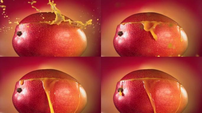 芒果片掉落并溅到黄色粉红色背景上。食物悬浮概念。慢动作