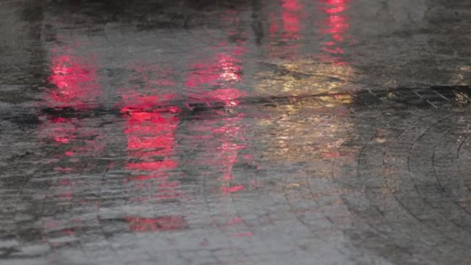 标志注意潮湿的地板，下雨的天气，雨水从天上降到城市的水泥地板上，并在雨季使地板湿润