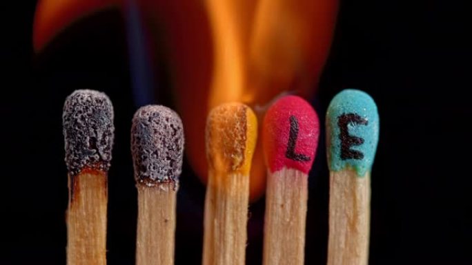 SLO MO LD色彩丰富的比赛，题词 “smile” 被点燃