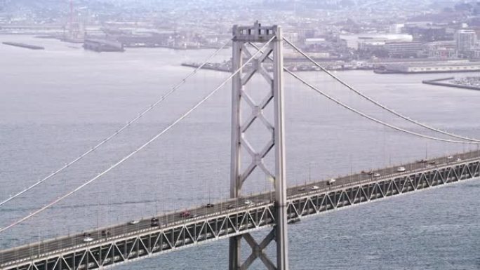 空中旧金山-奥克兰海湾大桥，背景为旧金山市