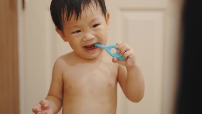 小男孩试图清洁牙齿。
