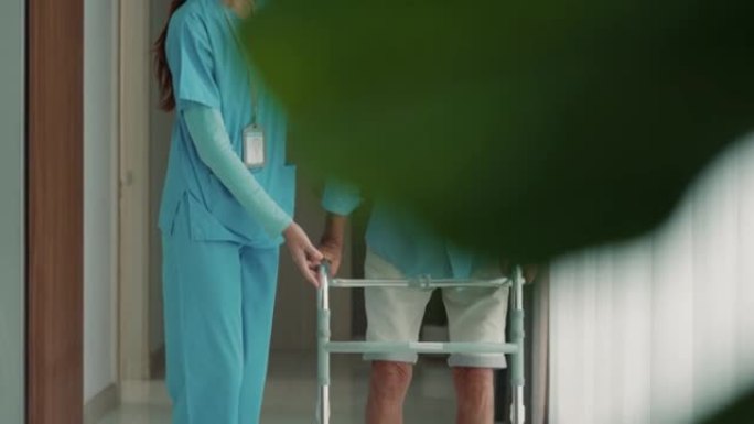 护士在回家期间协助高级病人。