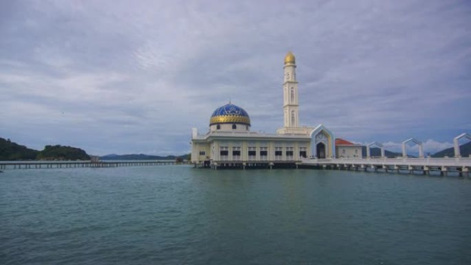 在日出时，邦咯岛美丽的浮动清真寺延时拍摄。