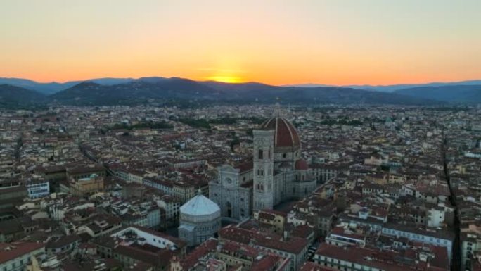 意大利佛罗伦萨老城区和大教堂广场的空中无人机日出场景视图。圣玛丽亚大教堂 (Duomo di San