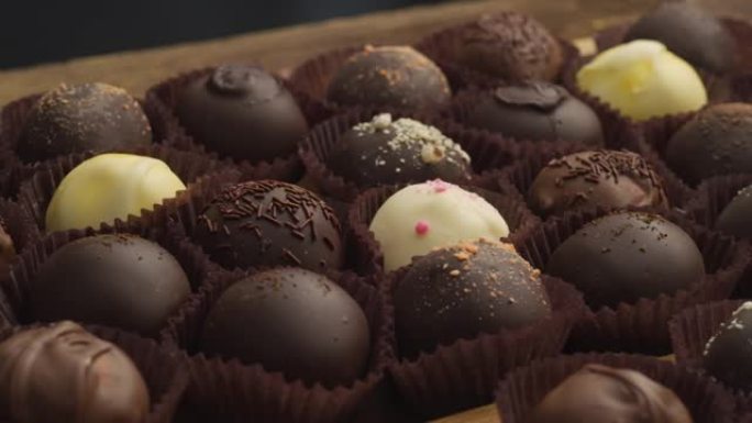 木制托盘上的各种巧克力松露品种。