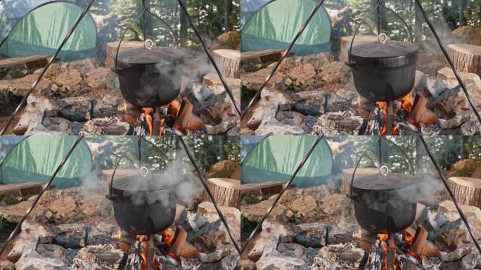 在篝火上的铸铁锅中沸腾的水