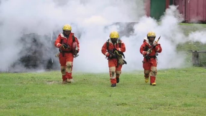 慢动作消防队训练灭火