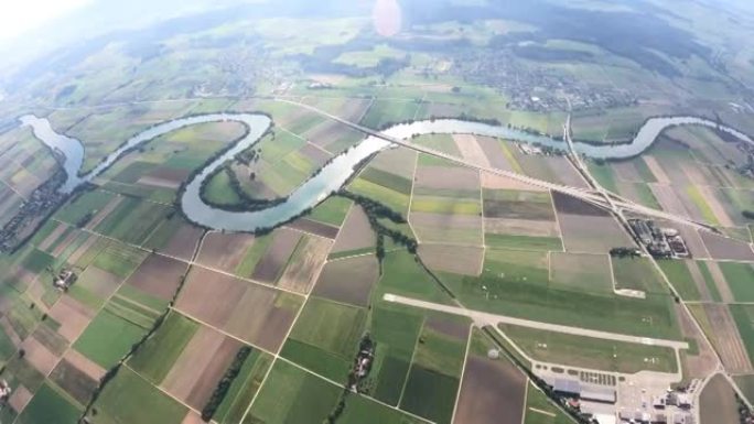 滑翔伞在瑞士乡村景观之上的POV