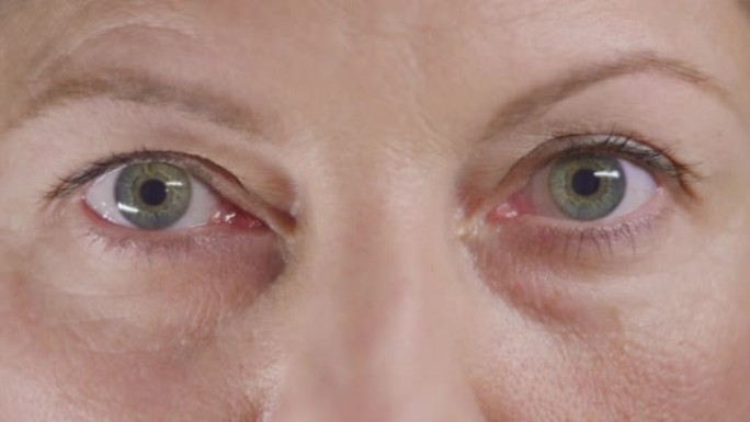 SLO MO LD女人睁开灰色的眼睛