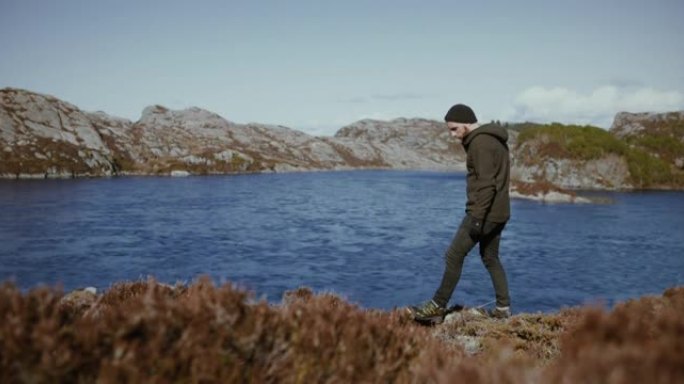 男子户外探险: 在挪威徒步旅行，在湖边的山上