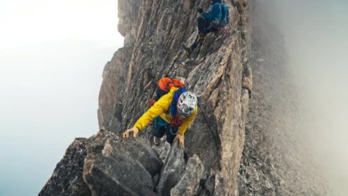 专业登山者在尖峰上移动。用绳子。欧洲阿尔卑斯山的鸟瞰图