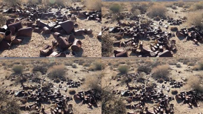 垃圾桶和瓶子散落在沙漠地板上