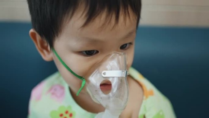蹒跚学步的男孩通过口罩呼吸吸入治疗过敏