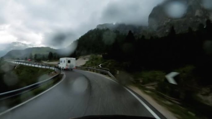 POV汽车在暴雨下行驶: 危险的道路