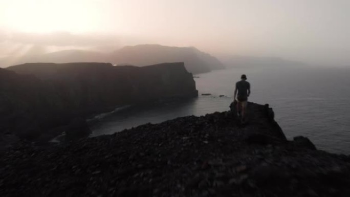 徒步旅行者登上山顶的鸟瞰图