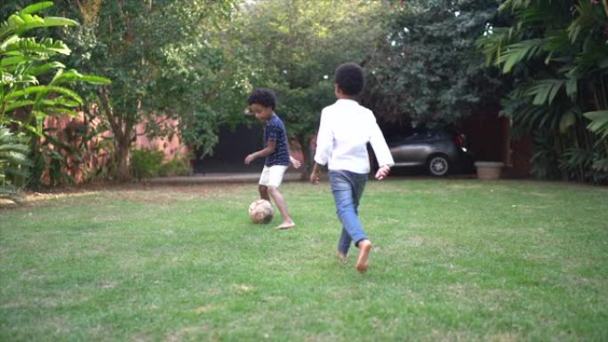 兄弟在后院踢足球