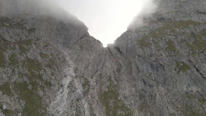 在高耸的山峰和山谷之间飞行的鸟瞰图