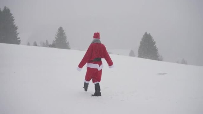 男子打扮成圣诞老人在暴风雪中旋转