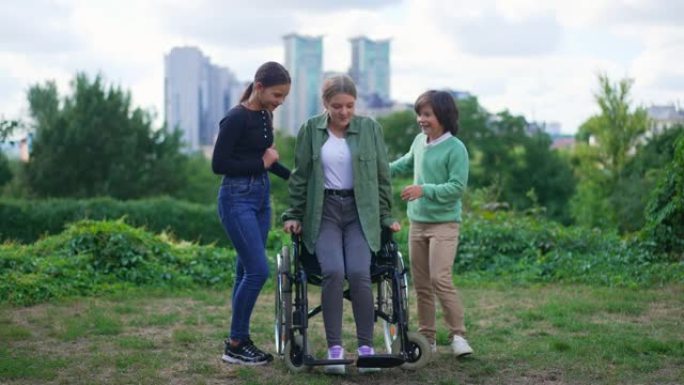 前视图有动力的少女从轮椅上站起来，在朋友的帮助下迈出了一步。受启发的高加索少年受伤后努力走路恢复的宽