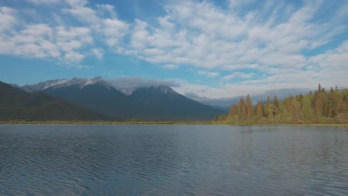 日出时朱红色湖的风景