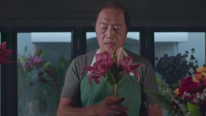 花店的一名小型企业员工创造了一束鲜花传讯。一位亚裔美国企业家为客户创造工匠花束