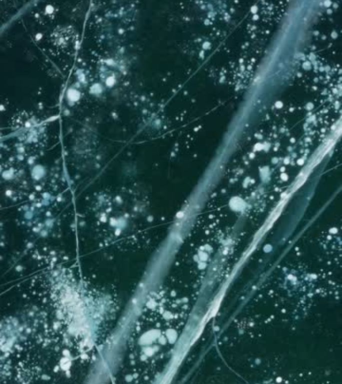 冰冻贝加尔湖的空中俯视图