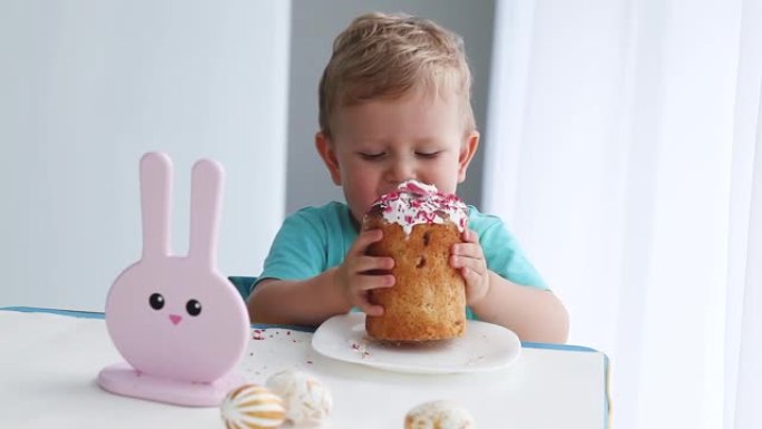 小男孩吃复活节蛋糕。庆祝复活节的孩子
