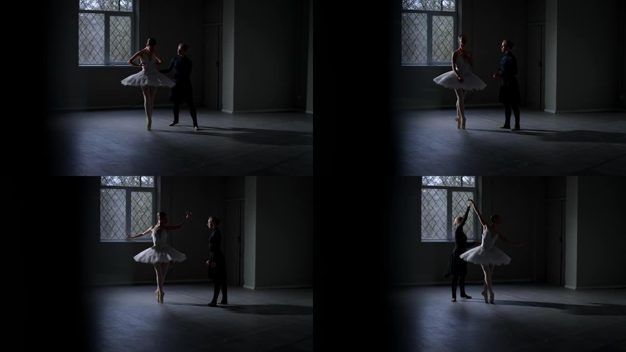 穿着白色短裙的优雅芭蕾舞演员在黑暗中排练，编舞穿着黑色连衣裙。两个漂亮的高加索年轻女子在工作室室内跳