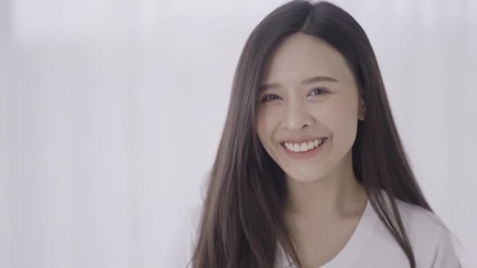 一个美丽的年轻女子看着相机的肖像