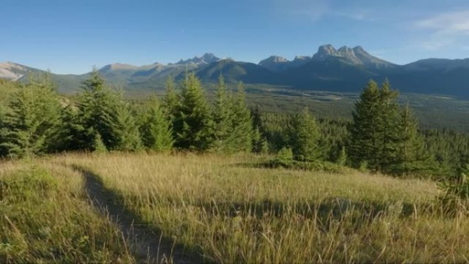 男性越野跑运动员穿越山路