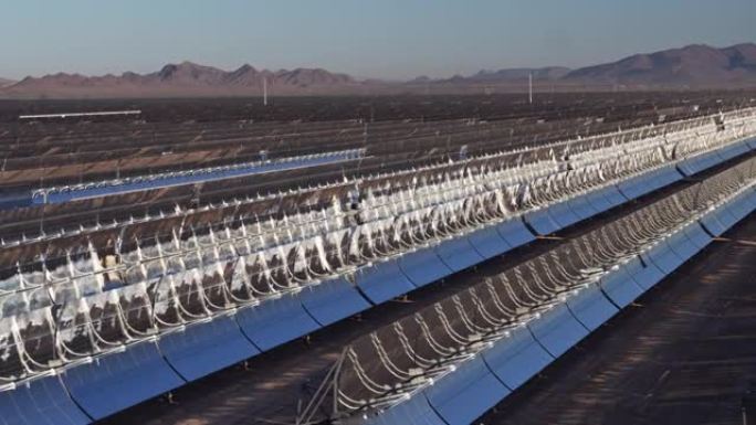 抛物线槽式太阳能发电厂的镜子线下降无人机拍摄