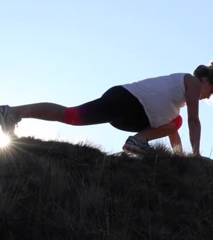 女越野跑运动员登上陡峭的山坡