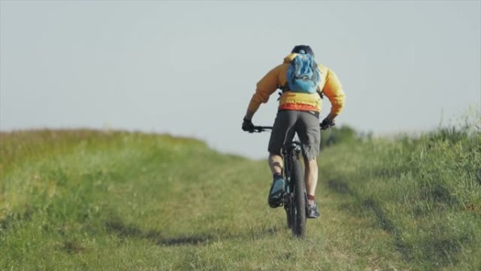慢动作: 男子山地车自行车骑手