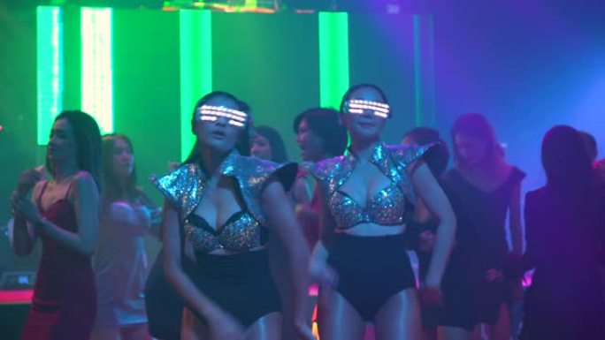 穿着led眼镜的女舞者在俱乐部跳舞